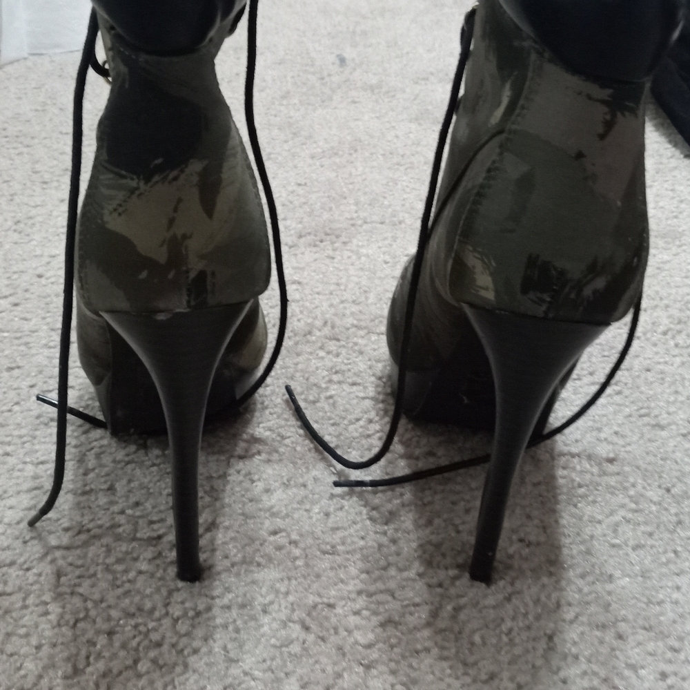 Shoes - Picture 2 of 7